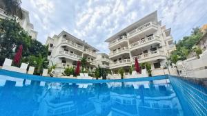 坎多林Maashpi Hotel & Resort, Candolim的从游泳池欣赏到酒店的景色