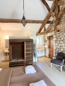 ein Wohnzimmer mit Kamin und Sessel in der Unterkunft Landhuis, oneindig uitzicht, 30ha land, privé zwembad in Auradou