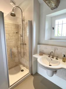 ein weißes Badezimmer mit Waschbecken und Dusche in der Unterkunft Landhuis, oneindig uitzicht, 30ha land, privé zwembad in Auradou + 42 Fotos