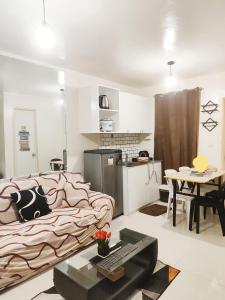 Кухня или мини-кухня в SuiteStays - Pagadian Staycation
