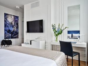 Televízia a/alebo spoločenská miestnosť v ubytovaní Hotel Indigo Warsaw Nowy Świat by IHG
