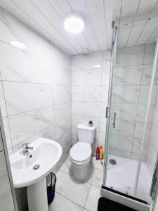 Un baño con inodoro, ducha y lavabo. en Cozy Sleep 5 Hudds Base -Work Travel Free Parking, en Huddersfield