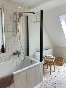 a bathroom with a shower and a bath tub at NEU Ferienwohnung am Kloster, ländliche Idylle mit der ganzen Familie in Leinefelde +31 photos