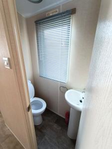 Koupelna v ubytování Butlin's Resort Sleeps 6 w Parking & Pet-Friendly