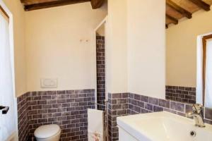 łazienka z umywalką i toaletą w obiekcie Borgo Santa Cristina w mieście Castel Giorgio +19 zdjęć