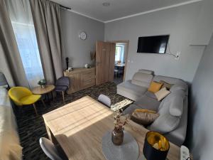 a living room with a couch and a table at Welle DOLCE VITA in Grzybowo