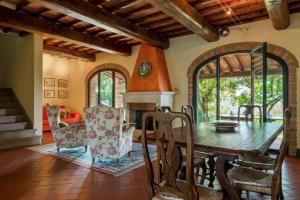 ein Esszimmer mit Tisch und Stühlen in der Unterkunft GLI SPILOCCHI 16, Emma Villas in Gambassi Terme