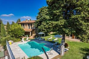 eine Draufsicht auf einen Swimmingpool vor einem Haus in der Unterkunft GLI SPILOCCHI 16, Emma Villas in Gambassi Terme