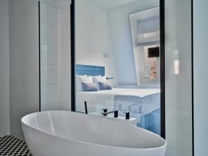 Posteľ alebo postele v izbe v ubytovaní Hotel Indigo Warsaw Nowy Świat by IHG