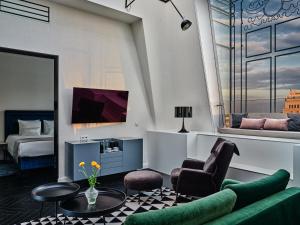 Televízia a/alebo spoločenská miestnosť v ubytovaní Hotel Indigo Warsaw Nowy Świat by IHG