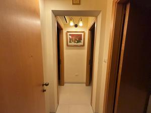 een hal die leidt naar een kamer met een foto aan de muur bij Casa Vacanza Gallipoli 1D in Gallipoli