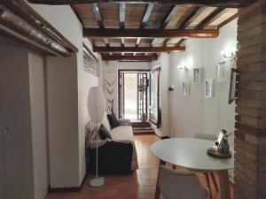 una sala de estar con un sofá y una mesa en Appartamento Centro Storico - Perugia, centro, en Perugia