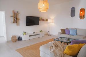 Телевизор и/или развлекательный центр в New Home Wisteria - Jacuzzi exclusive use