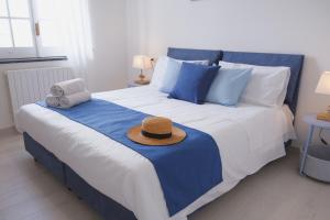 Кровать или кровати в номере New Home Wisteria - Jacuzzi exclusive use +36 фотографий