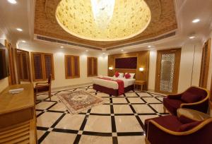 فندق النبراس AlNebras Hotel的一间卧室,卧室内配有一张床和椅子 更多18张照片