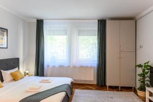 een slaapkamer met een bed en een groot raam bij Studio Modern 10 in Braşov