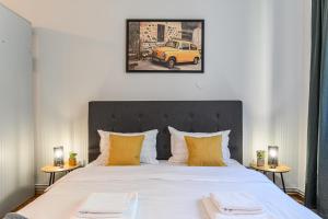 een slaapkamer met een groot bed met een gele auto erop bij Studio Modern 10 in Braşov