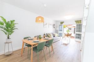 una sala da pranzo e un soggiorno con tavolo e sedie di Casa La Serena - Casa con patio en Zahara a Zahara de los Atunes Altre 17 foto