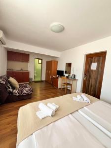 Postel nebo postele na pokoji v ubytování Family Hotel Helios + 37 fotografií