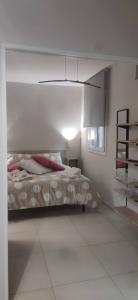 ein Schlafzimmer mit einem Bett in einem weißen Zimmer in der Unterkunft Loft Mag in Fanano