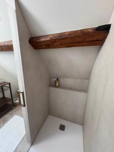 an attic room with a staircase with a wooden beam at Slapen in de Paardenstraat in Zierikzee