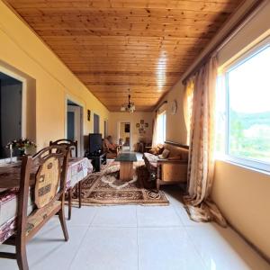 Χώρος καθιστικού στο Qristina's Guesthouse