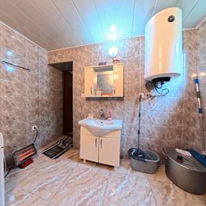 Ένα μπάνιο στο Qristina's Guesthouse +17 φωτογραφίες