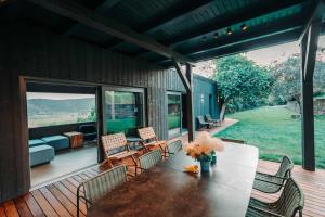 Posezení v ubytování Private Olive Glamping with Tiny House and Two Tents