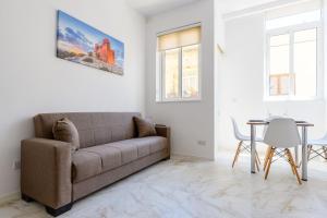 Posezení v ubytování Modern Sliema Flat, Walk to Shops & Bus - Sleeps 3