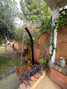 セビリアにあるEl Jardin de la Palmera-Ducha solar!の建物横の噴水