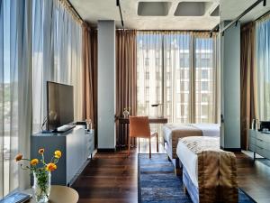 Televízia a/alebo spoločenská miestnosť v ubytovaní Hotel Indigo Warsaw Nowy Świat by IHG