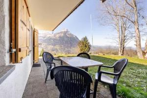 ライヘンバッハにあるAlpine View Chalet Private Garden & Lake Viewsの眺めの良いパティオ(テーブル、椅子付)