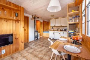 a kitchen with a table and chairs in a room at Mountainview Fireplace & Garden Bbq in Axalp