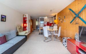Mountain View Apartment In The Vacation Center في Diemtigen: غرفة معيشة بها أريكة وطاولة