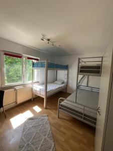 a room with two bunk beds and a window at Einfache Schlafmöglichkeit mit Gemeinschaftsküche und Bad in Brombachtal