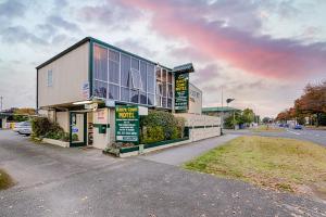 un edificio con letreros en el costado en Aaryn Court Motel, en Rotorua