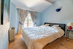 Postel nebo postele na pokoji v ubytování Gîte Mimosa au milieu des vignes - Château les Apiès