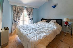 Postel nebo postele na pokoji v ubytování Gîte Mimosa au milieu des vignes - Château les Apiès
