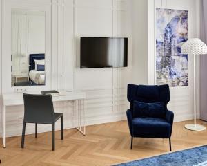 Televízia a/alebo spoločenská miestnosť v ubytovaní Hotel Indigo Warsaw Nowy Świat by IHG