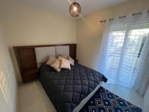 une chambre avec un lit avec deux oreillers dessus dans l'établissement Magnifique Appartement Bahia Golf Beach, à Bouznika