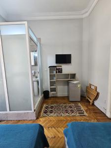 Televiisor ja/või meelelahutuskeskus majutusasutuses Cheers Hostel Cairo