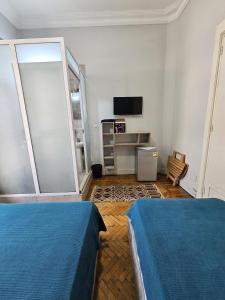 Televiisor ja/või meelelahutuskeskus majutusasutuses Cheers Hostel Cairo