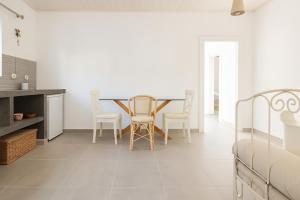 A kitchen or kitchenette at Koukouapartments & Suites