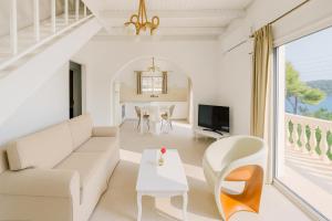 A television and/or entertainment centre at Koukouapartments & Suites