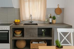 A kitchen or kitchenette at Koukouapartments & Suites