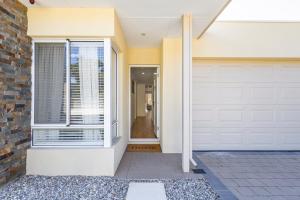 Hamilton HillにあるCharming Hampton-Style Retreat,Tranquil Private Bedroom with Shared Bathroomのガレージのドアとレンガの壁のある家