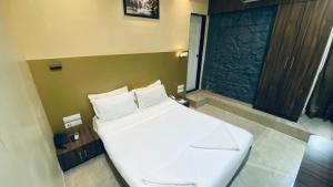 Postel nebo postele na pokoji v ubytování Palm Breeze Hotel - Colaba