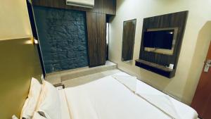 Postel nebo postele na pokoji v ubytování Palm Breeze Hotel - Colaba
