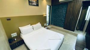Postel nebo postele na pokoji v ubytování Palm Breeze Hotel - Colaba