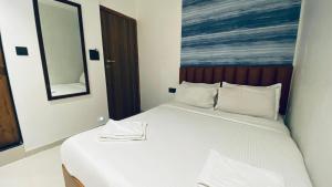 Postel nebo postele na pokoji v ubytování Palm Breeze Hotel - Colaba